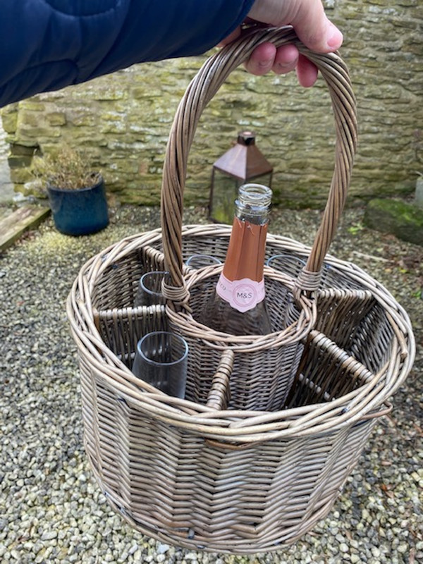 Wicker Champagne / Wine carrier & 6 Champagne Flutes - Tasteful Attractive  Things